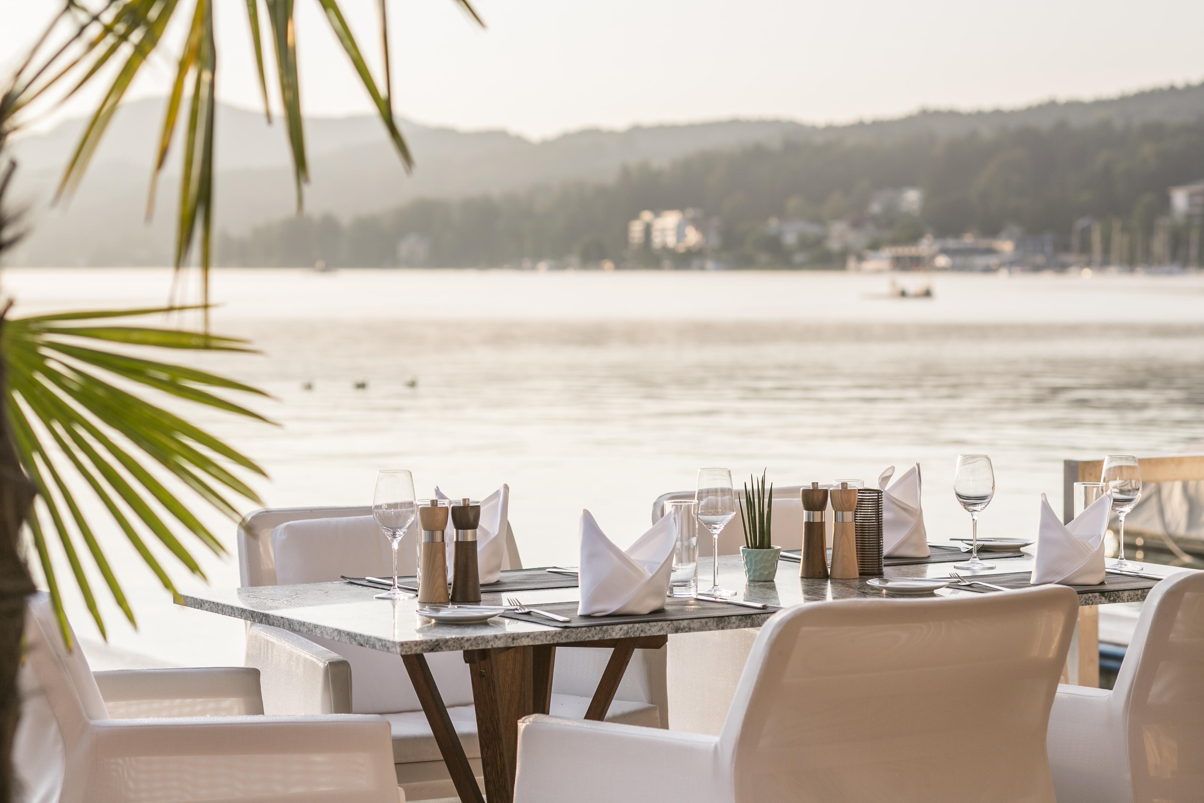 Falkensteiner Schlosshotel Velden - The Leading Hotels Of The World Velden am Wörthersee Exterior foto The Beach Club