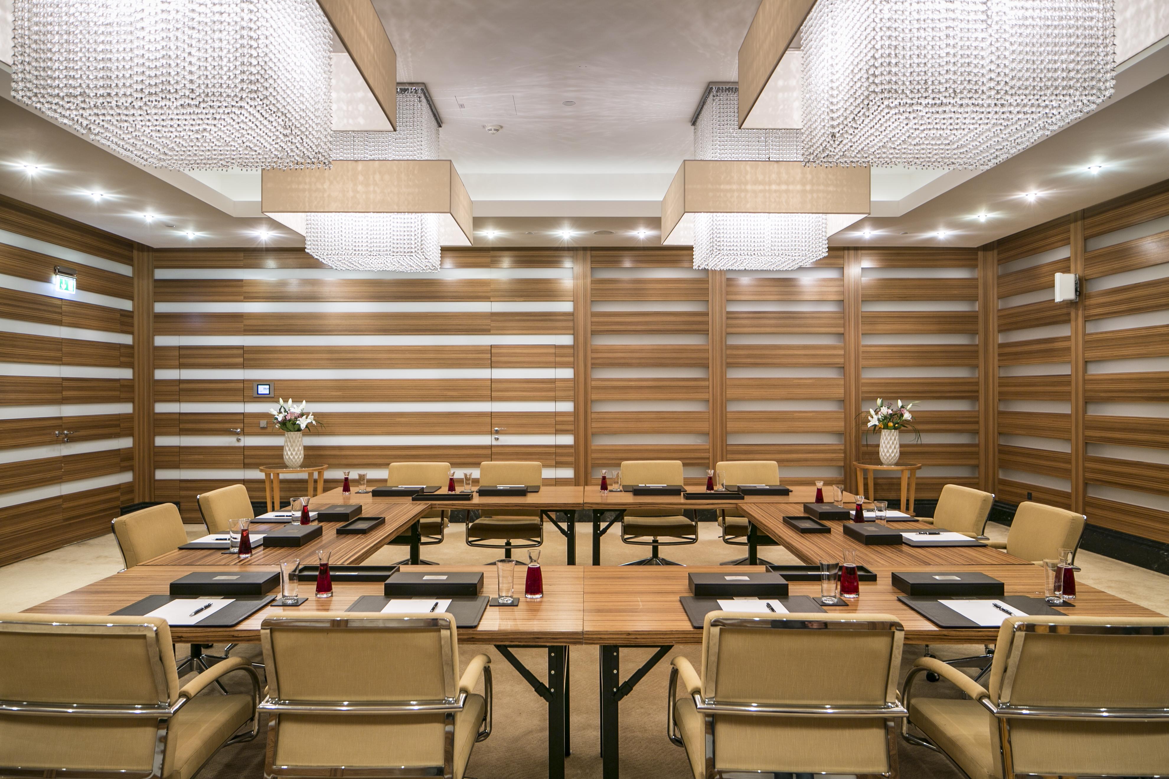 Falkensteiner Schlosshotel Velden - The Leading Hotels Of The World Velden am Wörthersee Exterior foto The meeting room of the Federal Council