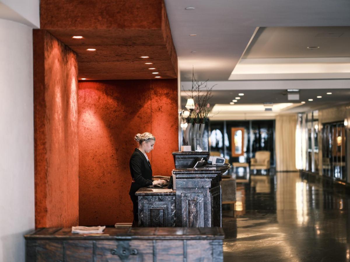 Falkensteiner Schlosshotel Velden - The Leading Hotels Of The World Velden am Wörthersee Exterior foto A hotel receptionist at the front desk