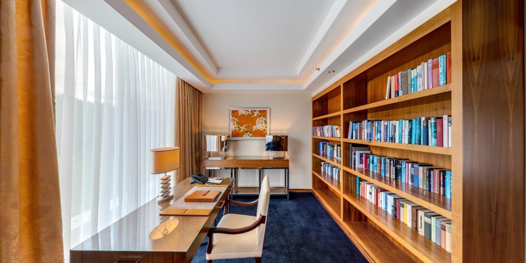 Falkensteiner Schlosshotel Velden - The Leading Hotels Of The World Velden am Wörthersee Habitación foto Library