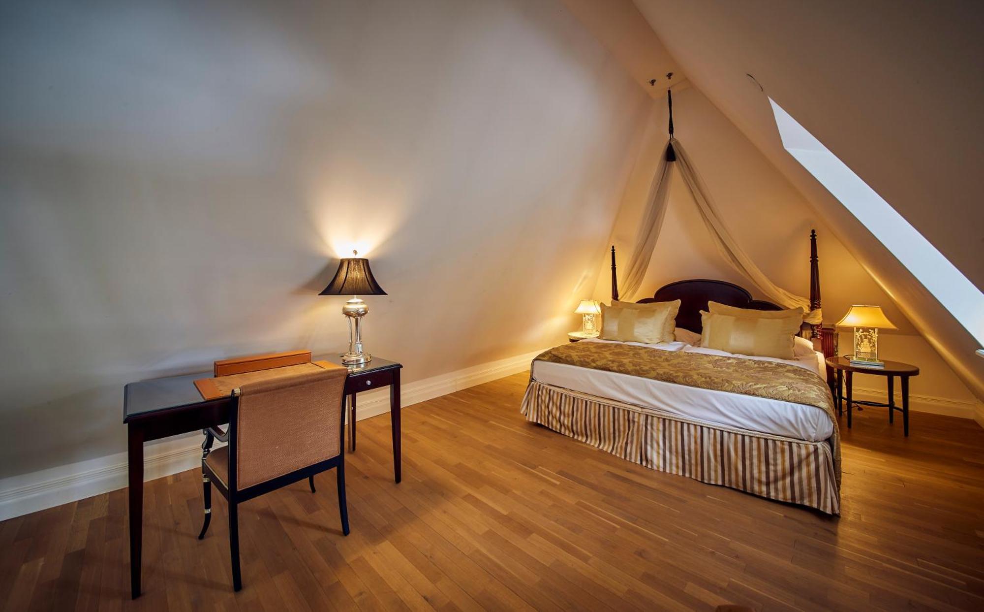 Falkensteiner Schlosshotel Velden - The Leading Hotels Of The World Velden am Wörthersee Habitación foto A bedroom in the hotel