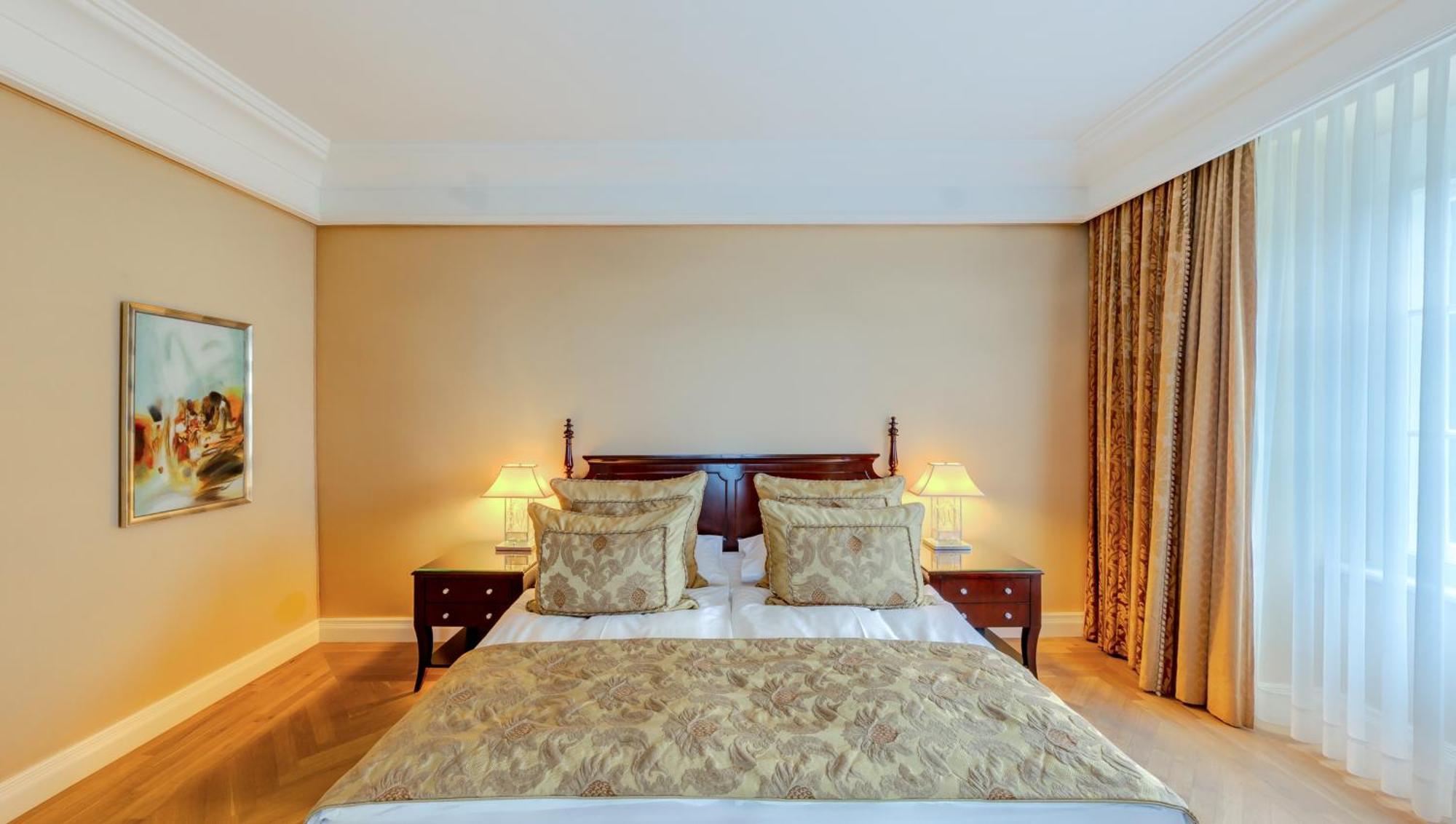 Falkensteiner Schlosshotel Velden - The Leading Hotels Of The World Velden am Wörthersee Habitación foto A bedroom at the hotel
