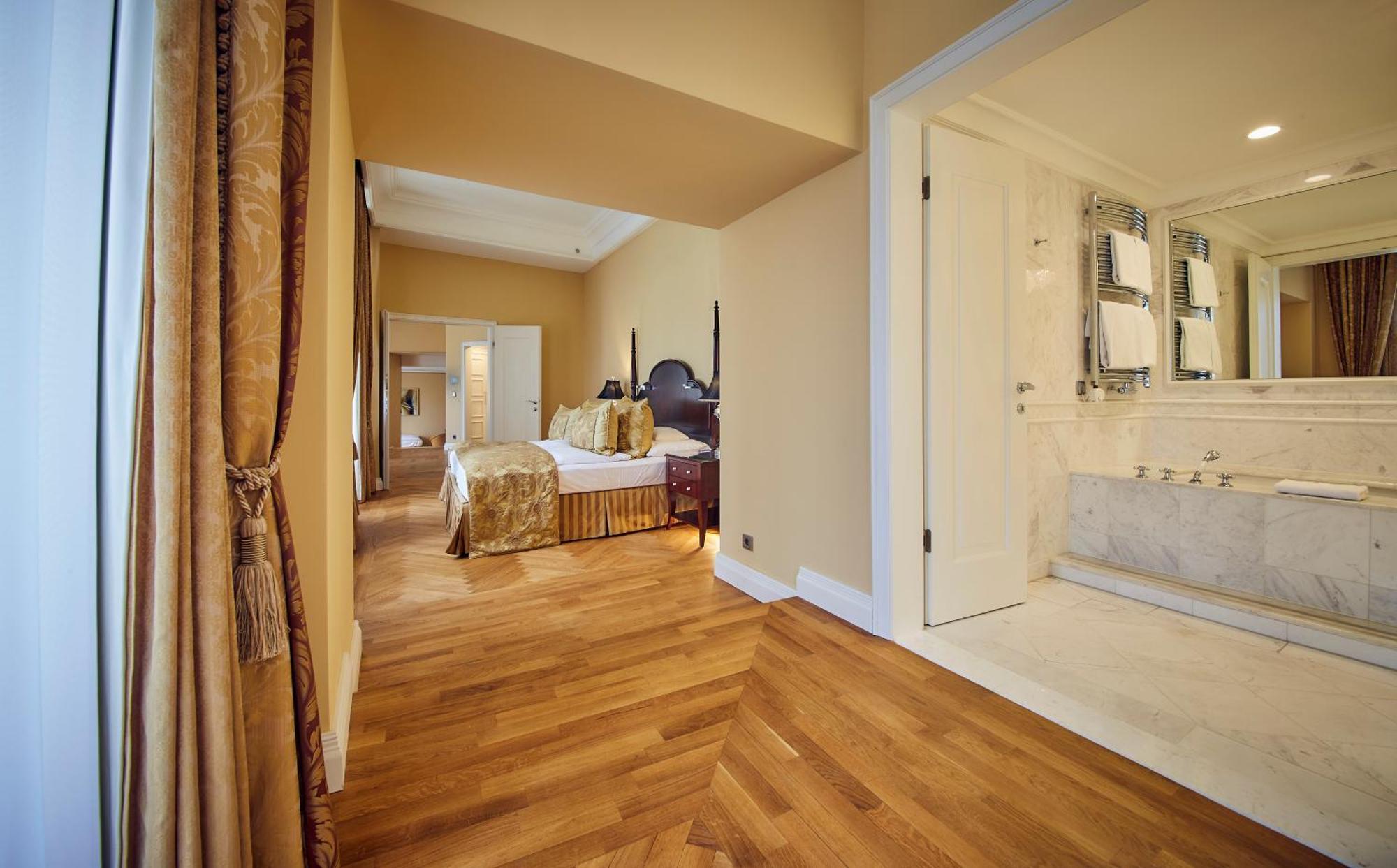 Falkensteiner Schlosshotel Velden - The Leading Hotels Of The World Velden am Wörthersee Habitación foto A suite at the hotel