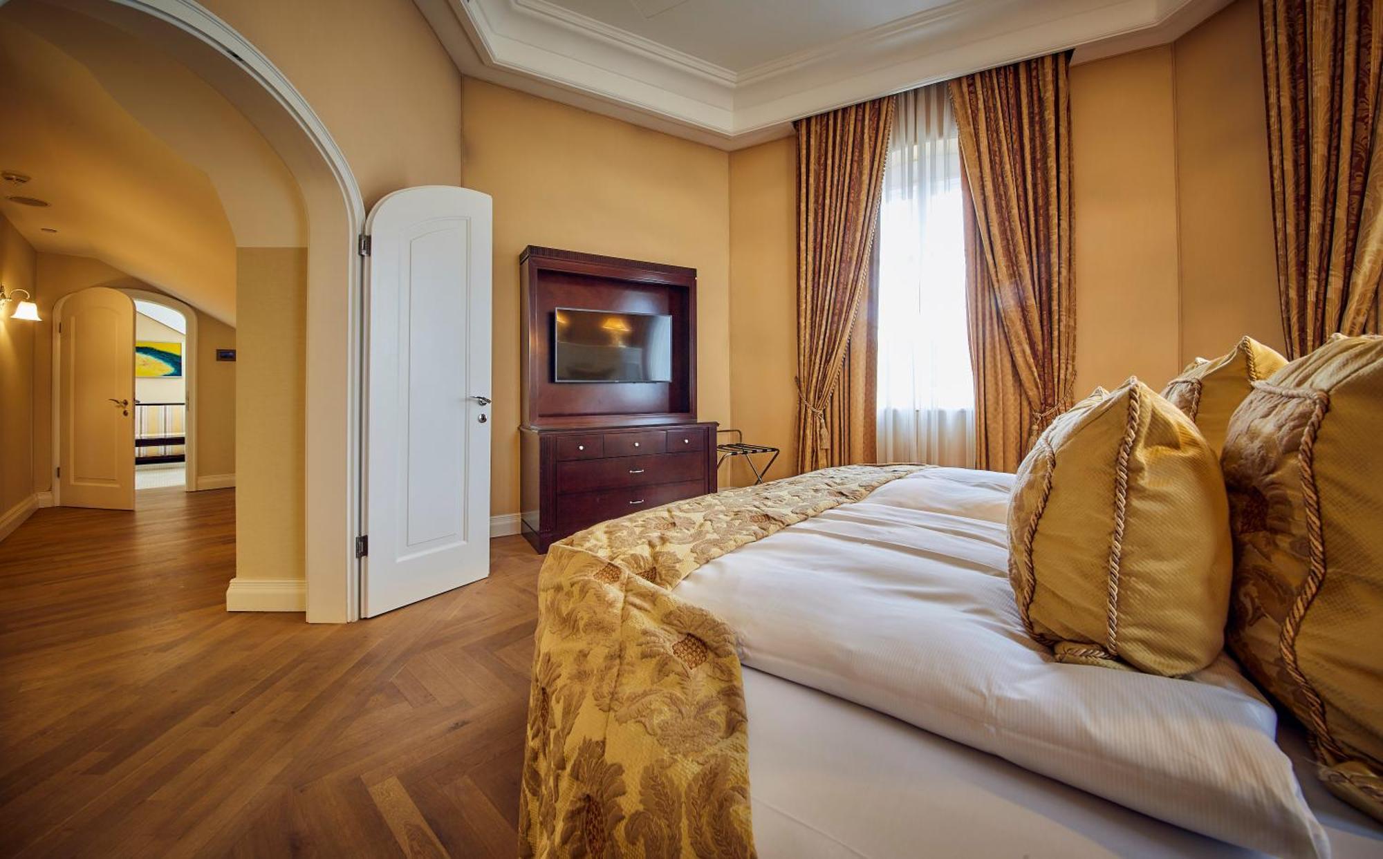 Falkensteiner Schlosshotel Velden - The Leading Hotels Of The World Velden am Wörthersee Habitación foto A bedroom at the hotel