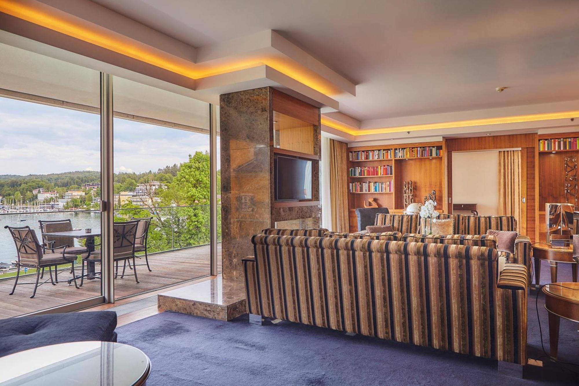 Falkensteiner Schlosshotel Velden - The Leading Hotels Of The World Velden am Wörthersee Habitación foto The Library