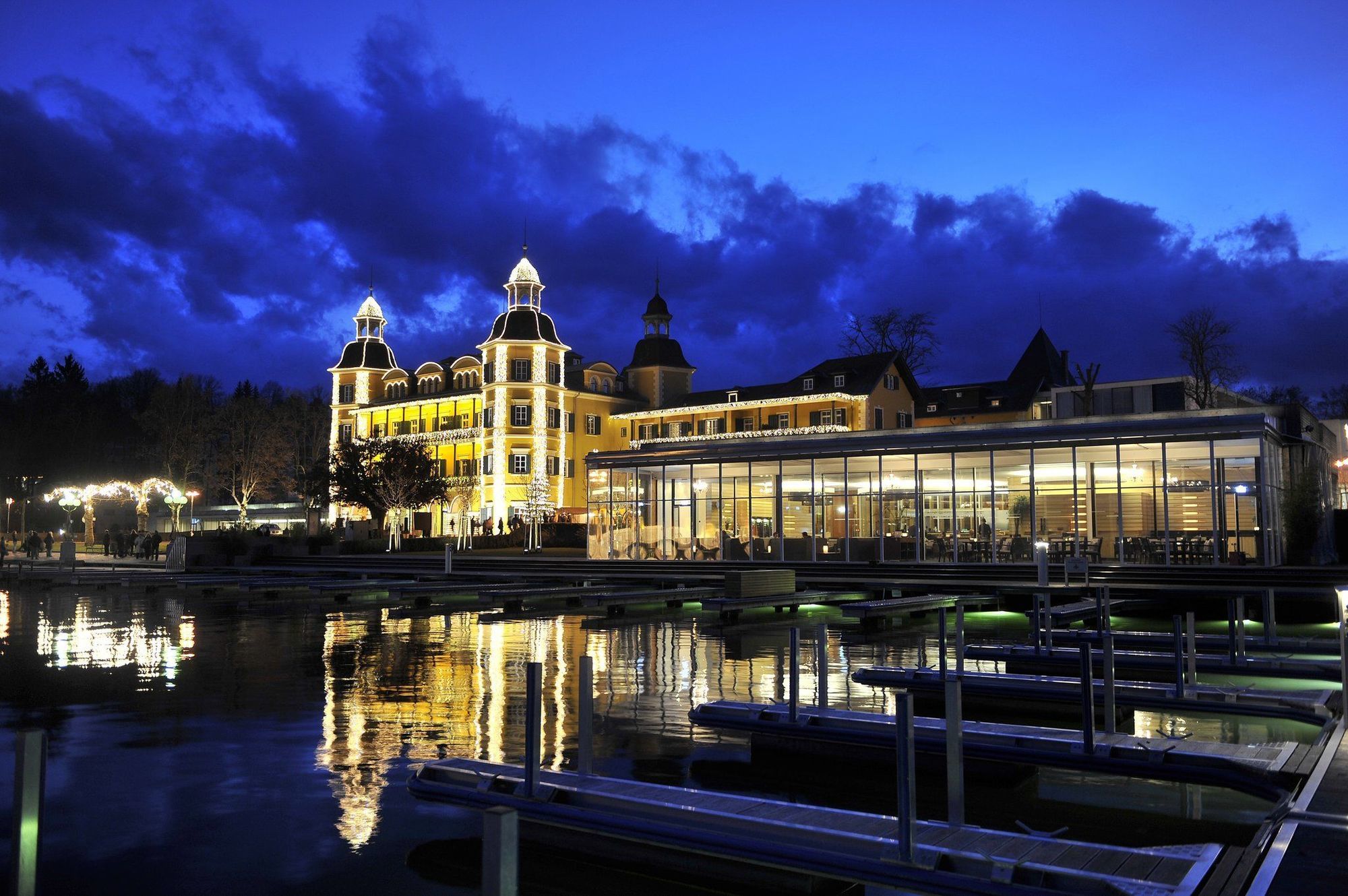 Falkensteiner Schlosshotel Velden - The Leading Hotels Of The World Velden am Wörthersee Exterior foto The Grand Hotel at night